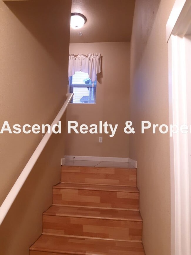 Building Photo - Sexton Mtn 3 Bed End Unit Townhome, Huge G...
