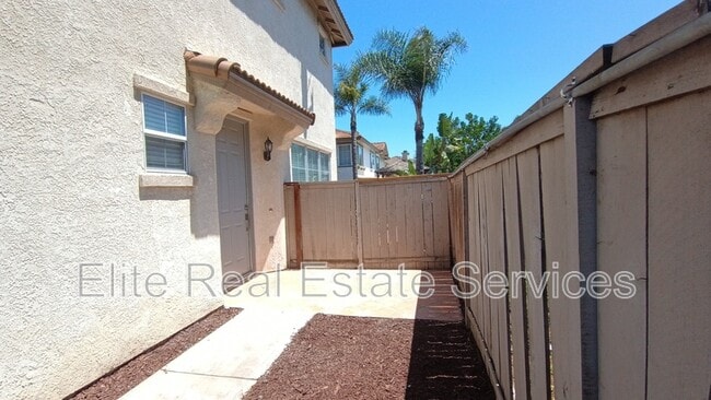 Building Photo - 1138 Calle Dulce