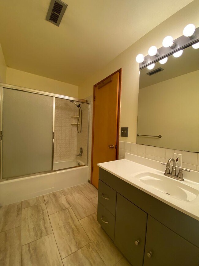 Building Photo - Large 2640 sq. ft. Single Family Home for Rent! - 4 Bedroom, 2 Bathroom Located in Cheney!