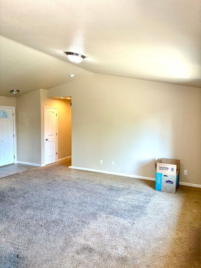 Building Photo - Ranch style home with 3 bed 2 bath and ove...