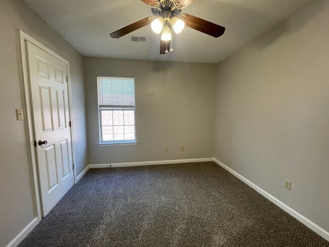 Building Photo - VILLAGES OF PLUM POINT, NEW FLOORS!