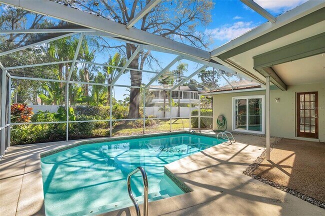 Building Photo - 8789 Maplewood Rd