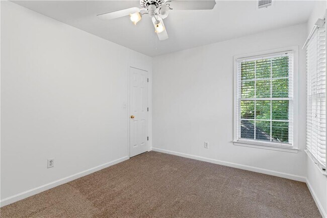 Building Photo - 1249 McLendon Dr