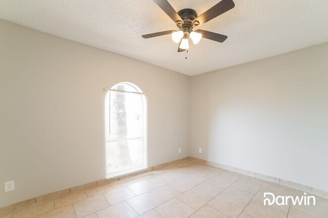 Building Photo - 7201 W Rose Ln