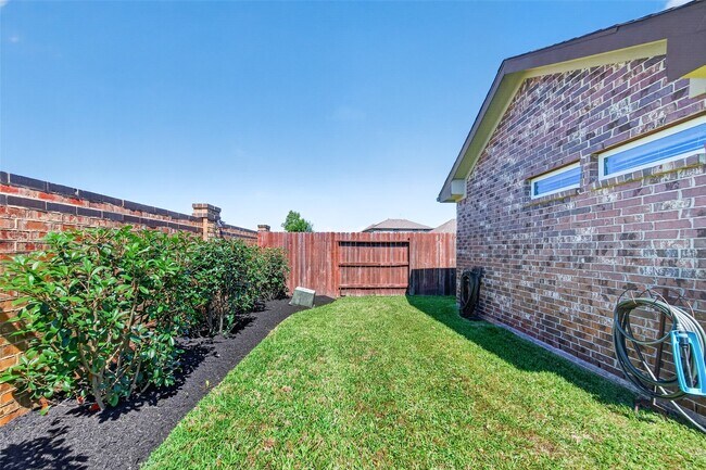 Building Photo - 12322 Sabine Point Dr