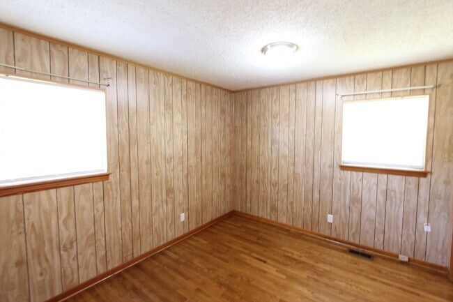 Building Photo - 3 Bedroom 1 Full Bath + Picture Perfect In & Out! You will LOVE IT!!