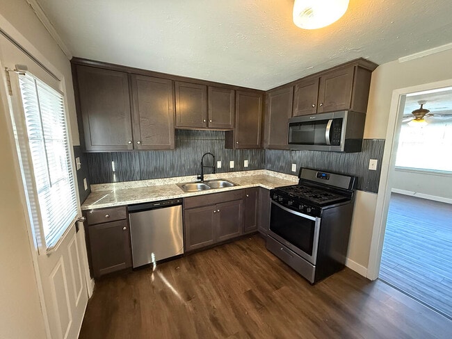 Building Photo - 210 Highview Ave