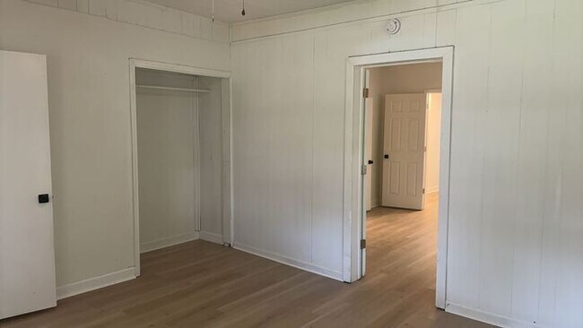Building Photo - 3 Bedroom 1 Bathroom Renovated House with Fenced Yard