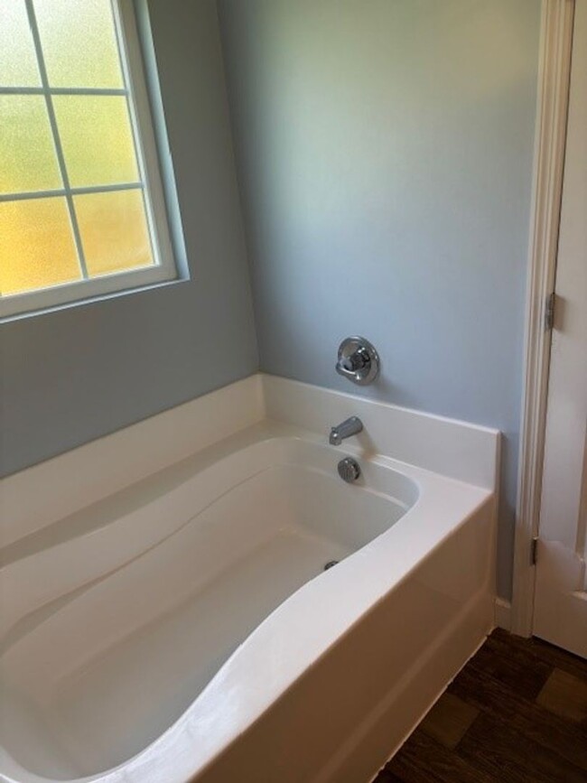Building Photo - Beautiful 3 bedroom, 2.5 bath home with Bo...