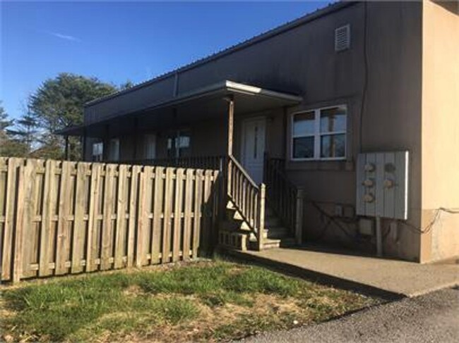 Building Photo - 110 Estes Dr