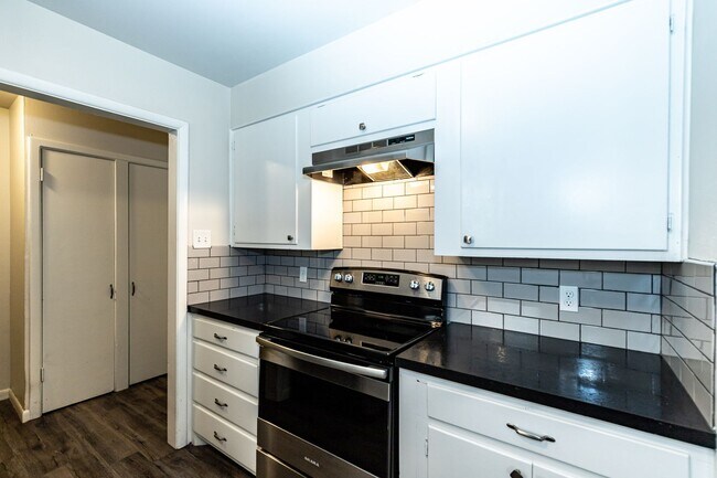 Building Photo - Large & Recently Updated!