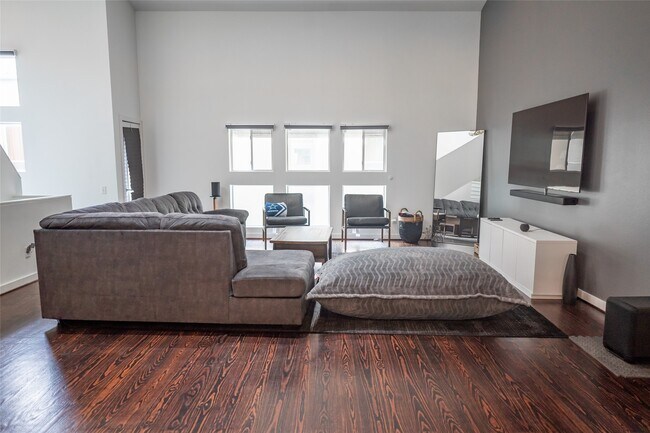 Building Photo - 441 Meadow St