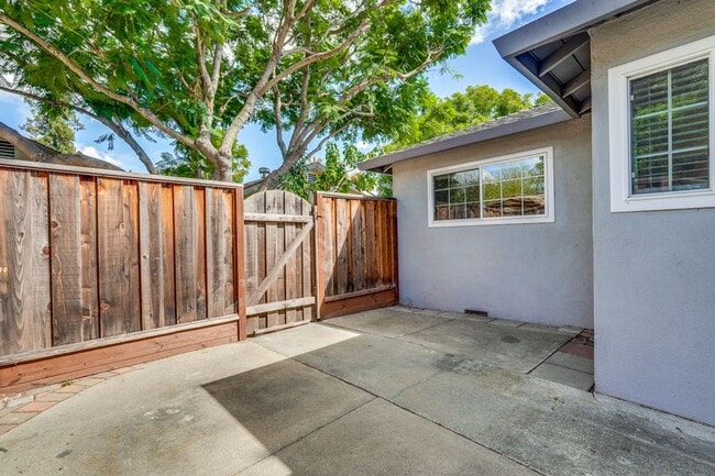 Building Photo - Wonderful 3 bedroom , 2 bath home in Mount...
