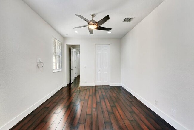 Building Photo - 406 NW 25th Ave