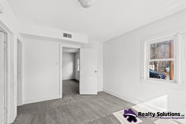 Building Photo - 118 E Del-A-Vue Ave