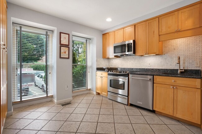Building Photo - Gorgeous 2BR/3.5BTH Townhome in desirable Neighborhood of StoneyBrook in Rockville