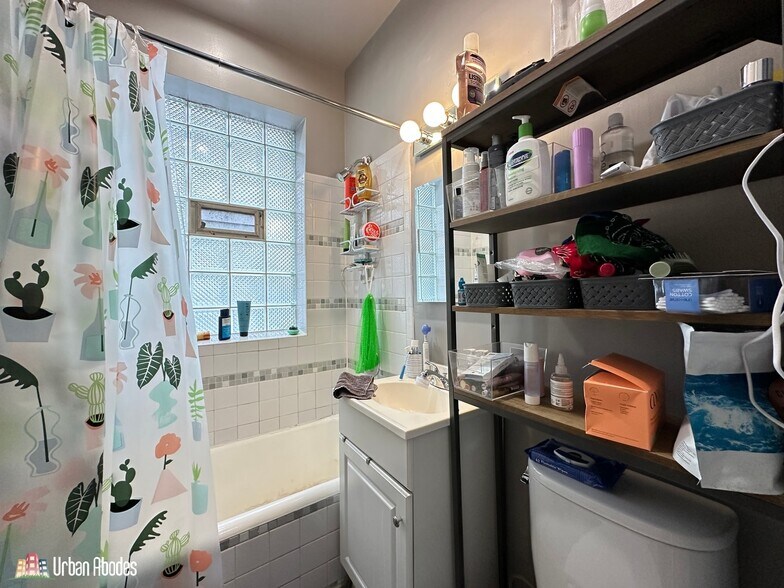 Building Photo - 5517 N Kenmore Ave