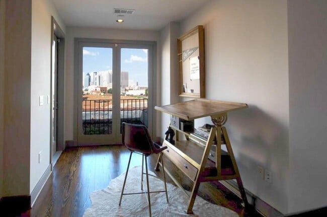 Building Photo - 320 Peters St SW