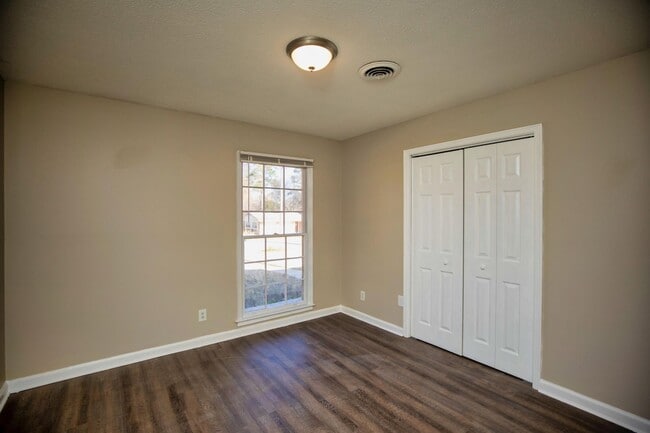 Building Photo - ** 3 bed 2 bath located in Dalraida ** Cal...