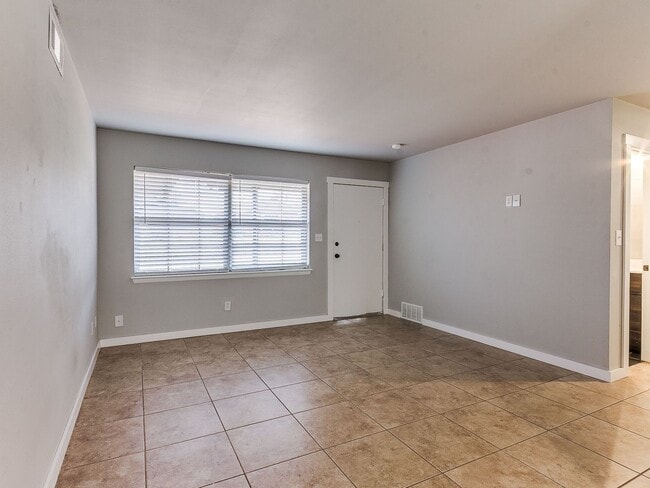 Building Photo - Spacious 4 bedroom in Edmond!