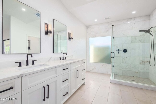 Building Photo - 5715 E Campo Bello Dr