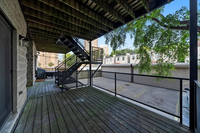 Building Photo - 450 E Bowen Ave