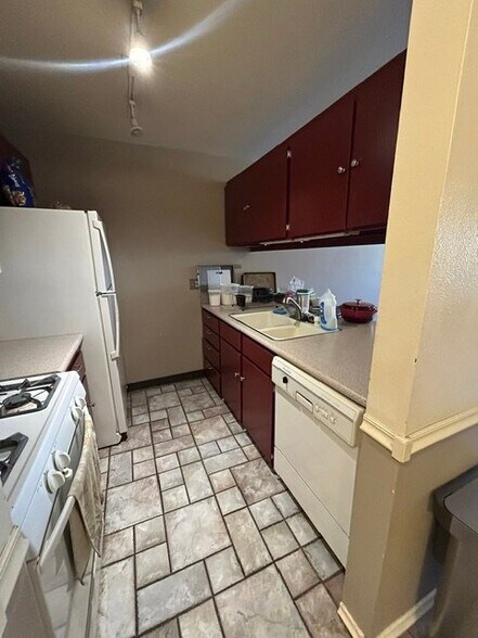 Building Photo - 1180 S Foothill Dr
