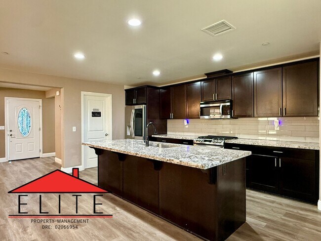 Building Photo - AVAILABLE NOW!!