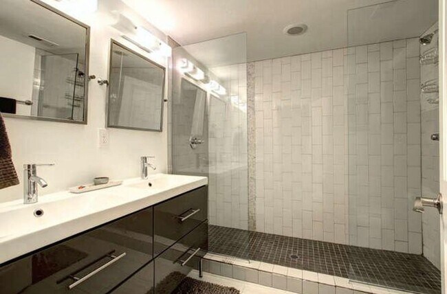 Building Photo - High End LOHI Townhome Available in June!