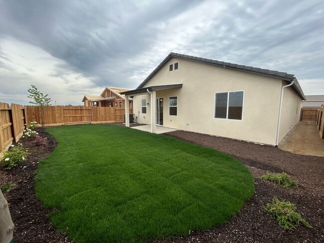 Building Photo - Northwest Visalia! Don't miss this beauty! Spacious and open 4 bedroom 2 bath!