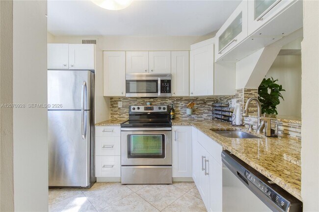 Building Photo - 3095 N Oakland Forest Dr