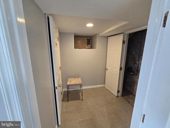 Building Photo - 5901 Colgate St