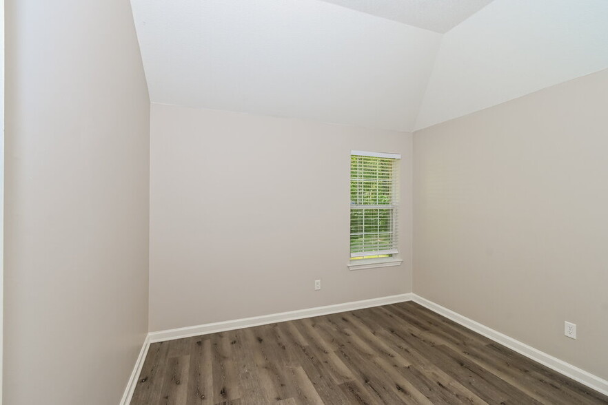 Building Photo - 215 Garden Springs Dr