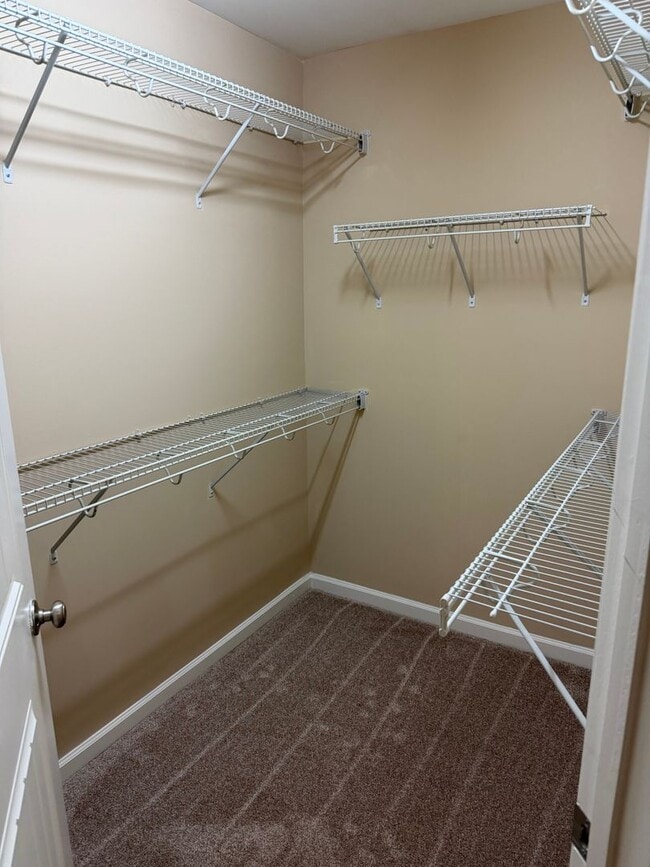 Building Photo - Gorgeous 3br/2.5 bath Townhome