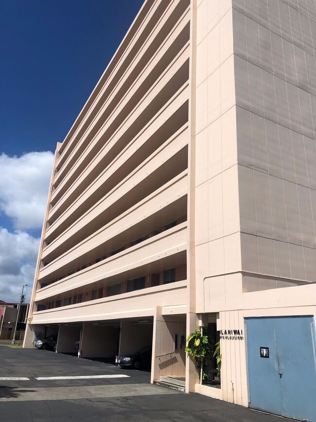 Building Photo - Salt Lake - 2 Bed / 1.5 Bath/ 1 parking Apt