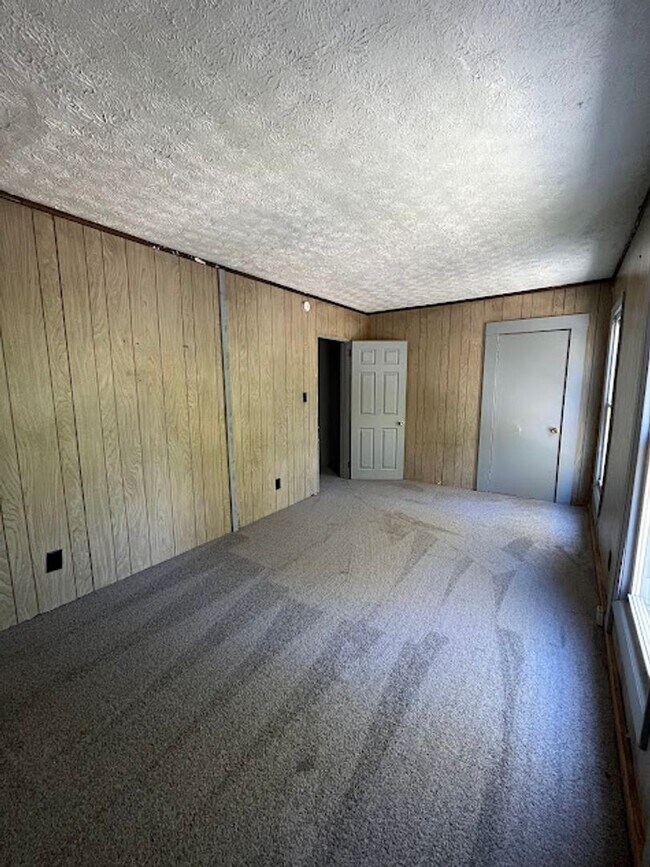 Building Photo - 3 Bedroom 1 Bathroom Home Rent Ready