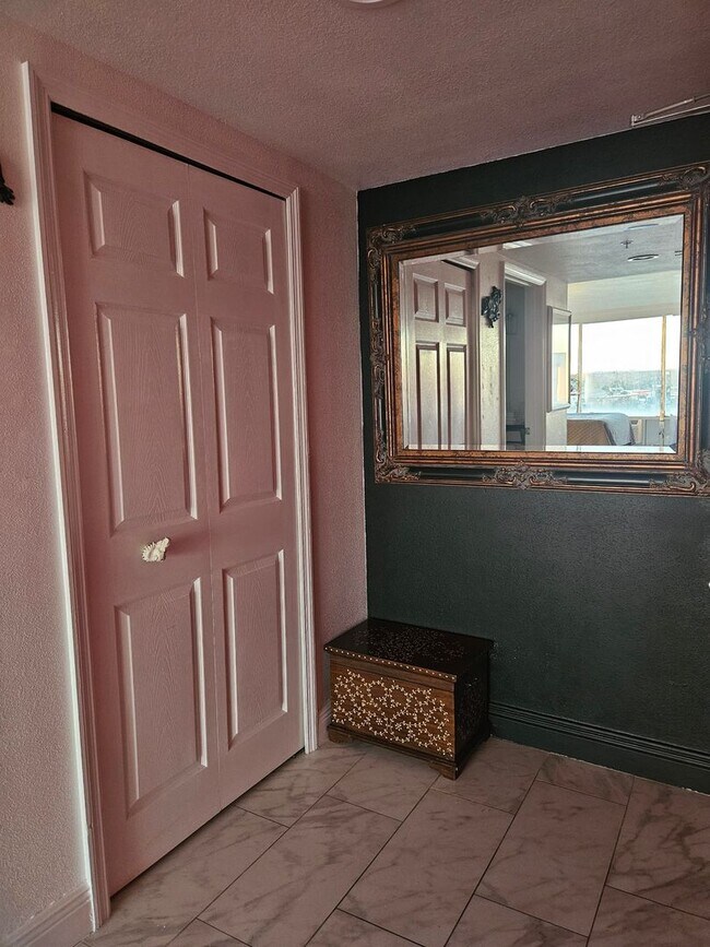 Building Photo - 1 BEDROOM 1 BATH CONDO