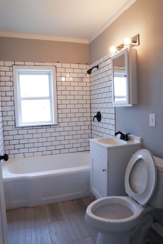 Building Photo - Modern Charm on Waverly: Renovated 3-Bed H...