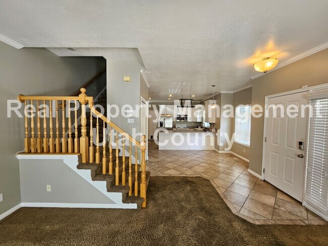 Building Photo - Townhome in Orem 3 bedroom 3.5 bathrooms