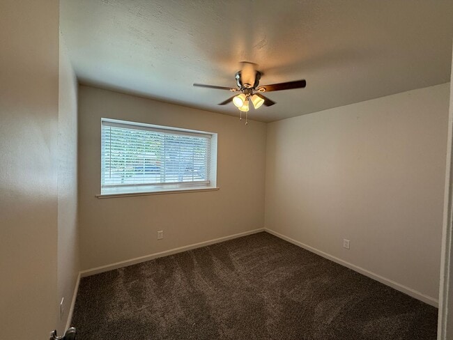 Building Photo - Updated single story near shopping and fre...