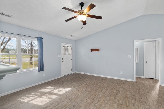 Building Photo - 3 Bedroom 2 Bathroom Home