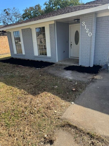 Building Photo - 3120 Royal St