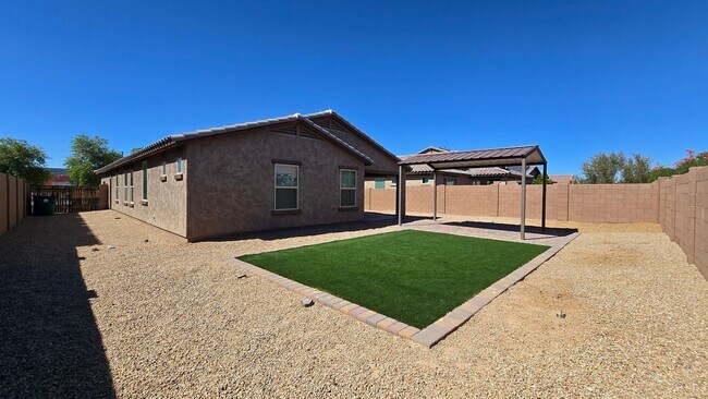 Building Photo - Popular Las Brisas community in Goodyear!