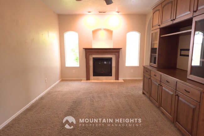 Building Photo - 744 Lazy Oak Way