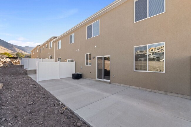 Building Photo - Brand New Luxury 4 Bedroom 2.5 Bath with O...
