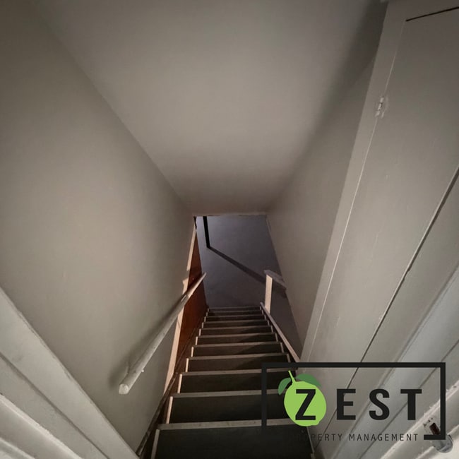 Building Photo - Amazing 3bed 1Bed- $1200