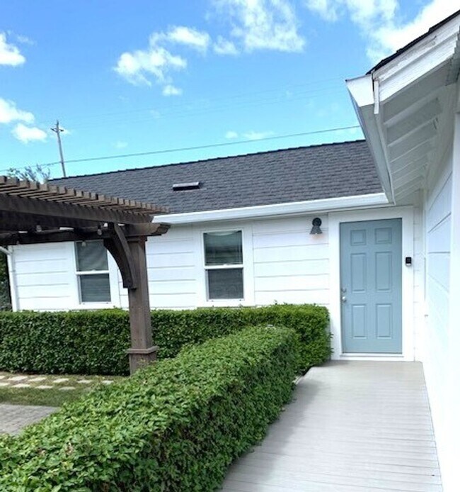 Building Photo - 871 Dowdell Ln