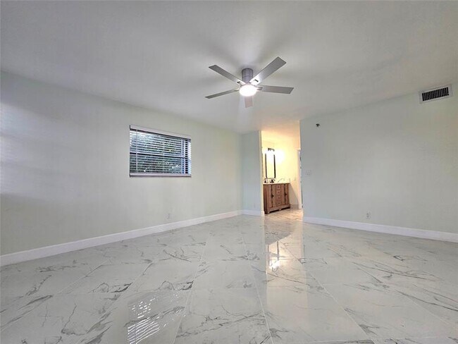 Building Photo - 2232 N Cypress Bend Dr