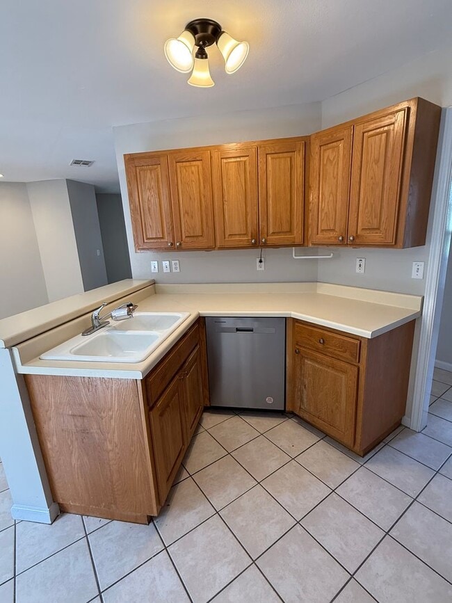 Building Photo - NEW ON MARKET