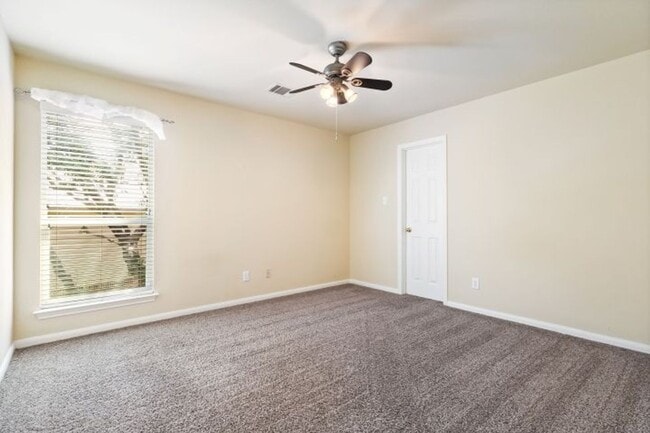 Building Photo - 4 bedroom / 2 bathroom